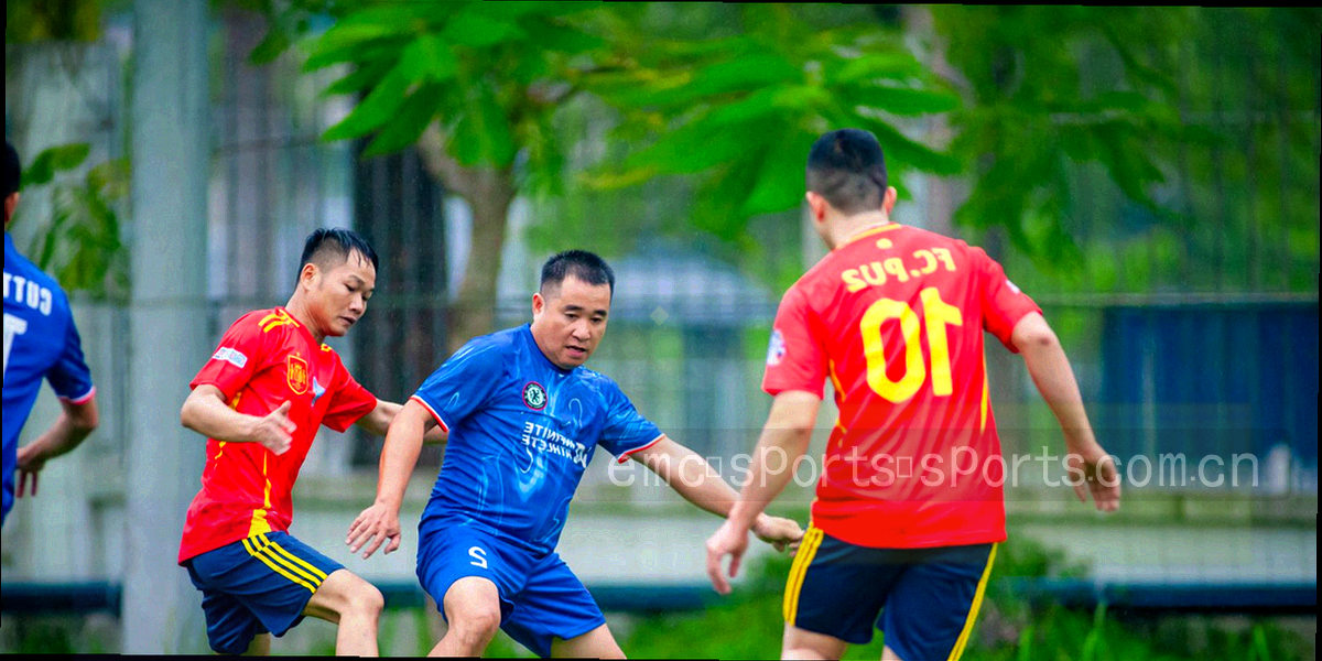 三枚圆形节点由信号橙折线串联的流程示意图，节点内部为线条图标，不含真实机构标识